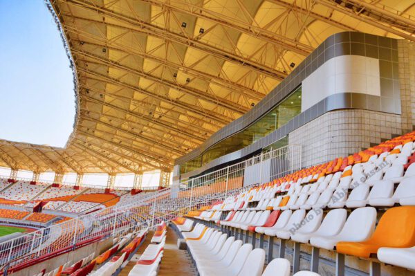 تماشای رقابت‌های فوتبال از سکوهای ساختِ نیشکر